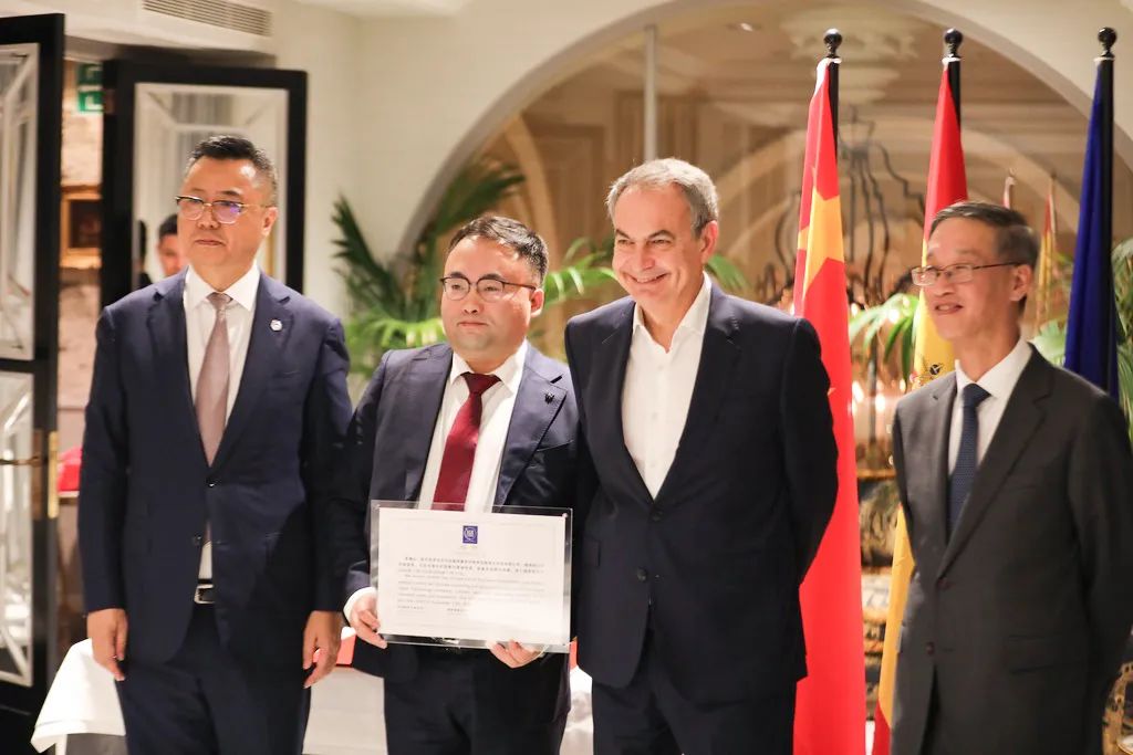 歐中理事會主席和駐西班牙大使為迅鐳激光歐洲銷售中心揭牌/波蘭前總統(tǒng)等前歐首腦被聘為海外發(fā)展顧問(圖4)